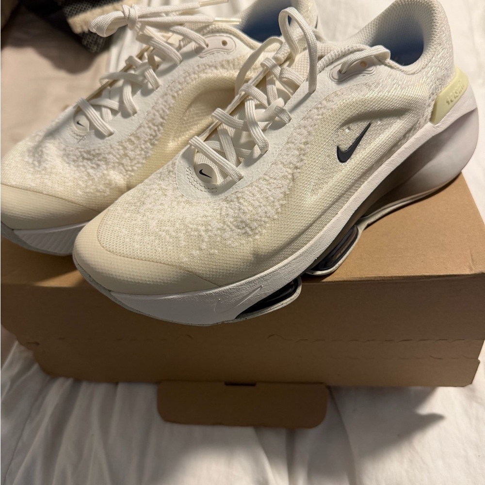 Women’s Nike Versair